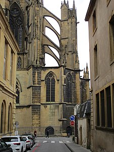 Buttresses that support the high wall of the chevet