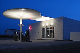 Tankstelle von Arne Jacobsen (1936). Charakteristisch ist das bei Nacht indirekt beleuchtete, runde Vordach.