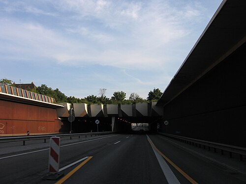 Tiefergelegte Fahrbahnen mit Lärmschutztunnel in Landau-Queichheim