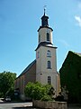 Kirche im alten Ortsteil Callnberg mit Ausstattung sowie Denkmal für die Gefallenen des Ersten Weltkrieges (vor der Kirche)