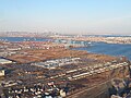 Der Containerterminal in Elizabeth, NJ, einer der größten der USA – im Hintergrund Manhattan
