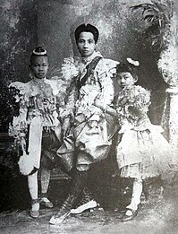 Chum Krairoek Royal Highness Consort of King Chulalongkorn (Rama V) and her daughters in 1900s