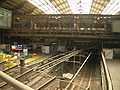 Quer durch die Fernbahnhalle gebaute Metrostation, darunter die Gleise in Richtung Musée d’Orsay, 2006