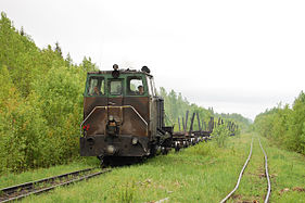 Diesellok der SŽD-Baureihe ТУ7 – № 2072 mit Güterzug