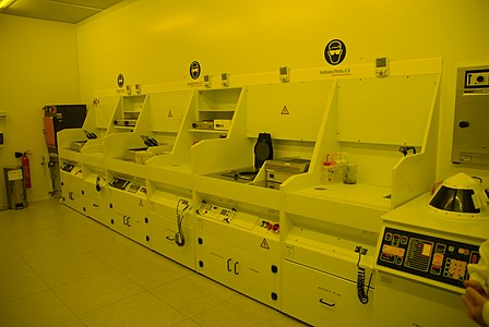Rotationsbeschichtungs-Anlagen für den Photolack-Auftrag unter photo-chemisch unwirksamer Beleuchtung („Gelblicht“)