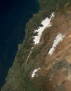 Satellitenkarte, gut erkennbar die schneebedeckten Berge des Libanongebirges (links) und des Anti-Libanon (rechts). Dazwischen liegt die Bekaa-Ebene. Unten Mitte liegt der Hermon.