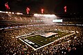 Die US-amerikanische Flagge wird anlässlich des ersten Footballspiels des Stadions am 16. August 2010 zwischen den Jets und den Giants entfaltet.