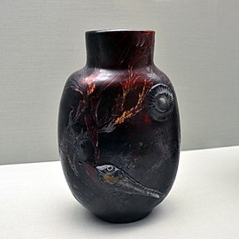 "Depths of the Sea" vase. Several layers of glass, metallic inclusions (Musée de l'Ecole de Nancy)