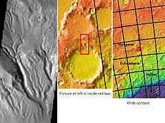 Verzweigte Täler am Rand des Huygens-Kraters, aufgenommen von THEMIS.
