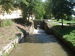 Rigole de la plaine kurz vor Einmündung in den Canal du Midi, links eine ehemalige Mühle
