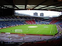 Fußballstadion Hampden Park in Glasgow, weitgehend leere Zuschauerränge
