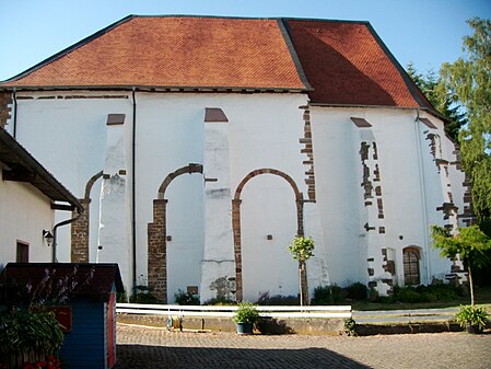 Klosterkirche von Süden, mit erkennbaren Arkadenbögen des romanischen Vorgängerbaues