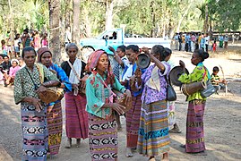 Frauen in Laclo in Tais und Kebaya