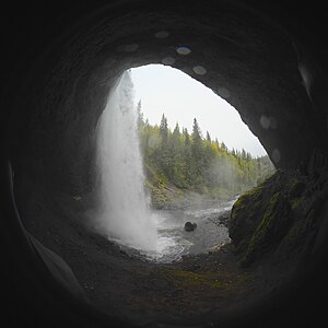 Der Moul Wasserfall im Wells Gray Provincial Park (British Columbia, Kanada) aus der benachbarten Felshöhle aus gesehen.