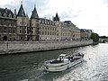 Die Nordfassade der Conciergerie vom Pont au Change aus gesehen