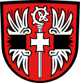 Gemeinde Sulzemoos In Rot zwischen einem offenen silbernen Flug, der mit einem schwarzen Balken belegt ist, ein links gewendeter silberner Abtstab, der mit einem silbernen Tatzenkreuz belegt ist.