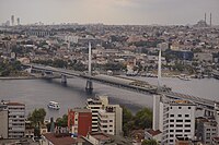 Metrobrücke über das Goldene Horn mit integrierter Station Haliç (dt. Goldenes Horn) in Istanbul