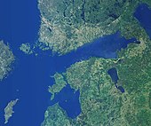 Farbige Satellitenaufnahme vom blauen Meerbusen um Estland mit grüner Struktur.