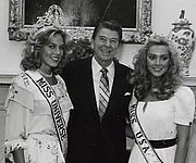 Shawn Weatherly, Miss Universe 1980 and Kim Seelbrede, Miss USA 1981 together with then-US President Ronald Reagan
