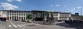Empfangsgebäude und Bahnhofsvorplatz