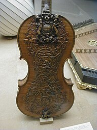 Baroque scrollwork and the royal arms of the Stuarts on the back of a violin, by Ralph Agutter, c.1685, pine and sycamore, Victoria and Albert Museum, London[24]