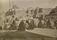 Arabische Frauen am Fuße der Zitadelle von Saladin in Kairo, Ende 19. Jh. Fotografie: Luigi Fiorillo