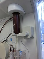 Zentrifuge mit vertikaler Rotationsachse zur kontinuierlichen Abtrennung von gelblichem Plasma aus tiefrotem Vollblut im Durchfluss