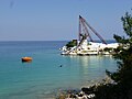 Blockverladestation auf Thasos für Transportschiffe mit Derrickkran