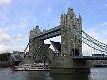 Tower Bridge mit geöffneten Baskülen in London