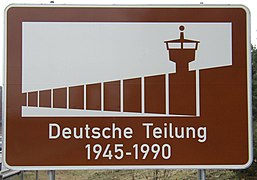 Eine touristische Unterrichtungstafel als Erinnerung an die deutsche Teilung