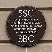 A commemorative plaque on a building on Bath Street, Glasgow with the text "5SC One 6th March 1923 The First Radio Studios of the BBC in Scotland were inaugurated in this building BBC"