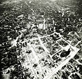 Die großflächig zerstörte Innenstadt von Braunschweig (Luftaufnahme der USAAF vom 12. Mai 1945).