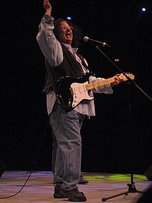 Volman performing in 2008 billed as "The Turtles Featuring Flo & Eddie"
