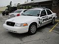 Amerikanisches Polizeifahrzeug mit einem weißen Lichtbalken
