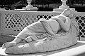 Skulptur schlafender Frau im Kolonistsky Park in Peterhof