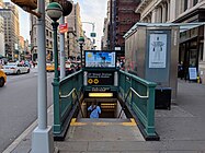 Typischer Abgang zu einer Station der New York City Subway mit grünem Geländer und Kugelleuchten