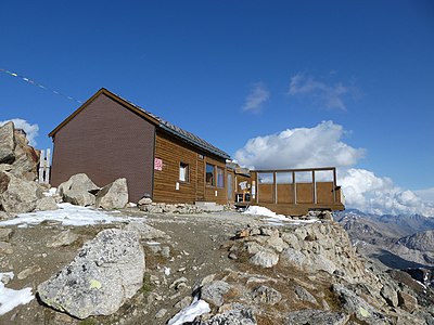 Georgys Hütte von Westen mit Esssaal und Lager