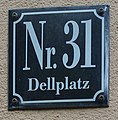 Hausnummer mit Zusatz „Nr.“ und Angabe des Platzes an einem Haus im Duisburger Dellviertel