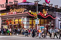 Times Square-42nd Street, New York; Anklänge an Googie und Postmoderne fügen die Station in die schillernde Kulisse des Times Square ein