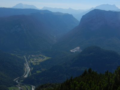 Der Blick schweift nach Südosten hinunter ins Saalachtal mit Unterjettenberg und zum südlich aufragenden Alphorn der Reiter Alpe
