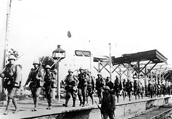 Japanisch-Chinesischer Krieg:Japanische Reserve auf dem Marsch längs der Eisenbahnlinie nach Nanjing auf der Station Wuxi vor Nanjing, Dezember 1937