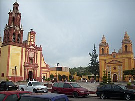 Cadereyta de Montes – Ortszentrum mit den beiden Hauptkirchen San Pedro y San Pablo (l.) und Templo de la Soledad (r.)