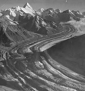 Foto aus dem Jahr 1957, im Hintergrund Mt. Russell