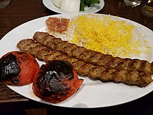 Kabab mit Safran Reis und gegrillten Tomaten