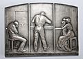 Plakette zur Einweihung des Gefängnisses von Fresnes, 1900; der verzweifelte Straftäter wird durch Arbeit wieder in die Freiheit zur wartenden Frau und zu seinem Kind gelangen