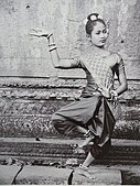 Khmer woman wearing Sompot Chong Kben
