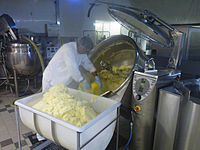 Industrial cooking of mashed potatoes in a steam-jacketed combi kettle
