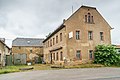 Gasthof „Zum heiteren Blick“ mit zwei Seitengebäuden, Schornstein und Hofpflaster, ehemalige Schmiede