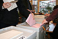Stimmabgabe an der Wahlurne, München 2008