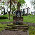 Wallerfangen, Pestfriedhof, Bildstock im Vordergrund, Kriegerdenkmale im Hintergrund